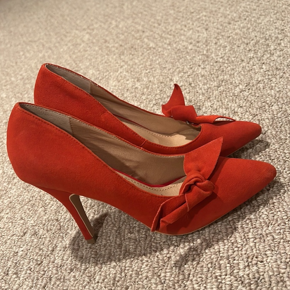 Colin Stuart red suede heels, size 7.5 with removable/moveable bow NEW! - Picture 2 of 7